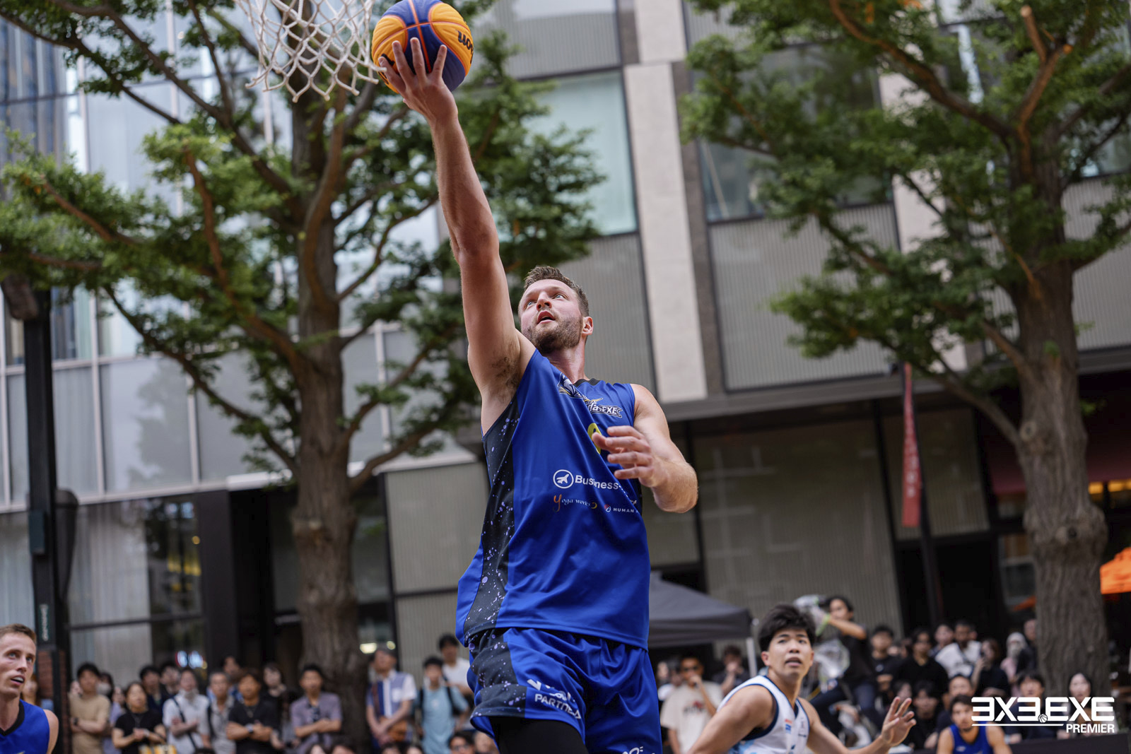 青いユニフォームでリングへ腕を伸ばすScelfidaの選手