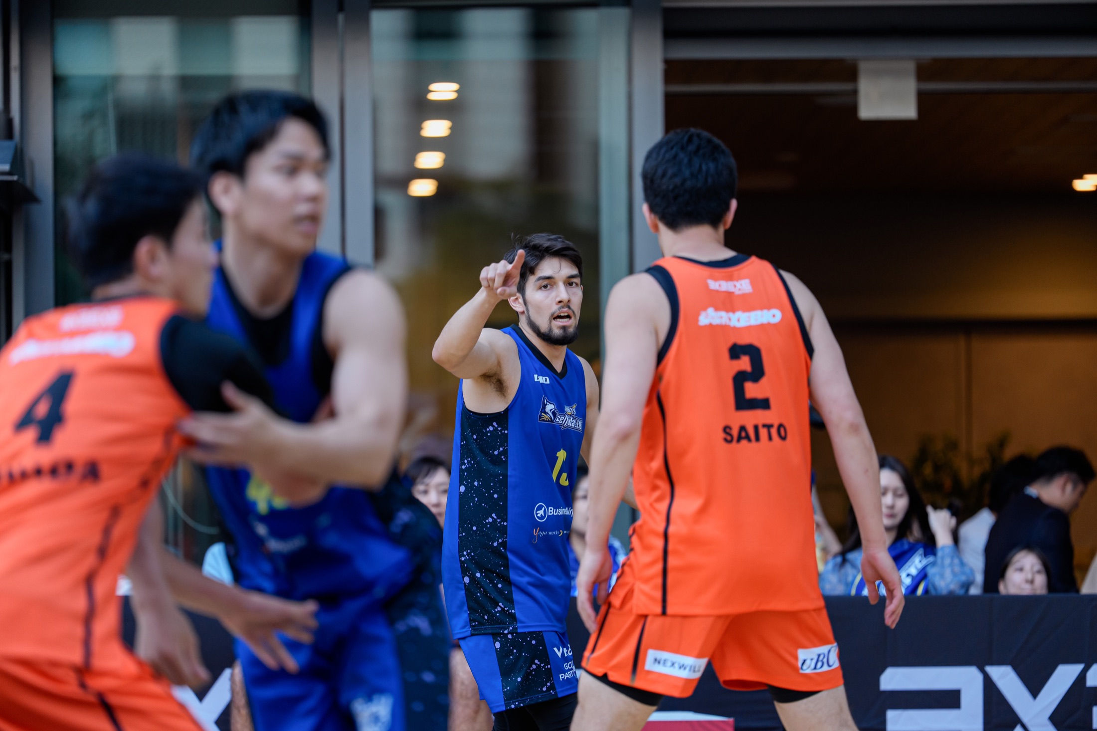 相手ディフェンス越しに味方へ指示を出すScelfidaの選手