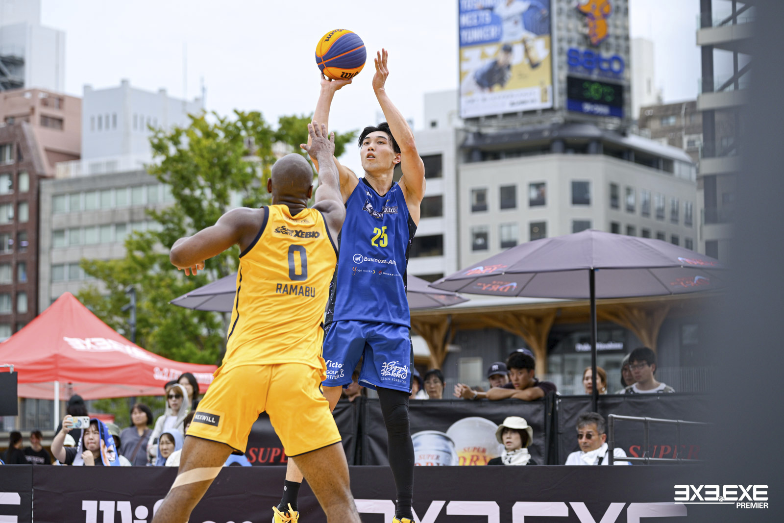 HARUKI KOUGUCHIが青いユニフォームでジャンプシュートを放つプレー写真